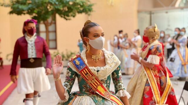 La Fallera Mayor de València Consuelo Llobell pasea con su mascarilla, un complemento necesario durante las celebraciones de este año. Foto de archivo