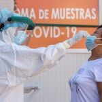 Una enfermera toma una muestras para una prueba PCR a una mujer en el punto instalado en el municipio de Jumilla (Murcia)
