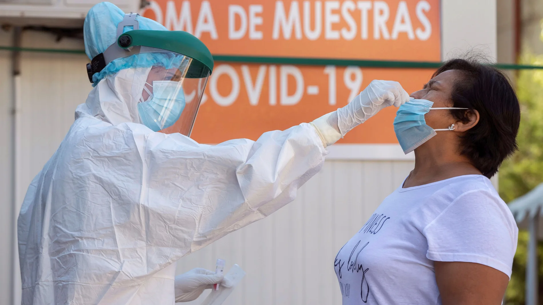Una enfermera toma una muestras para una prueba PCR a una mujer en el punto instalado en el municipio de Jumilla (Murcia)