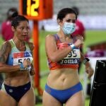 La atleta Elena Díaz (d) en la prueba de 10000 metros marcha en los Campeonatos de España de Atletismo que se disputan este sábado en el Estadio Vallehermoso, en Madrid. EFE/Kiko Huesca