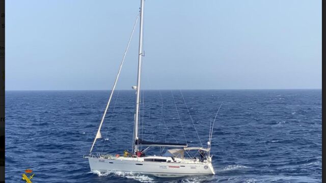 El velero abordado por la Guardia Civil