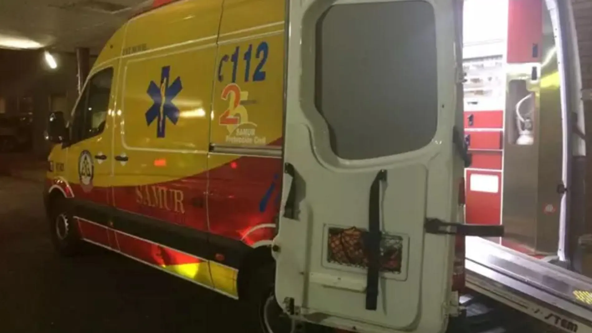 Una ambulancia del Samur en el lugar del accidente