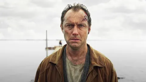 Jude Law y Emily Watson mantienen el pulso narrativo de la serie de HBO