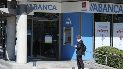 Un hombre pasa al lado de una sucursal de Abanca, en Madrid, (España), en una imagen de archivo