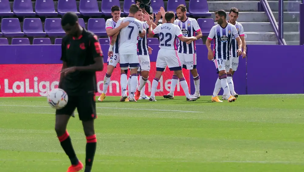 El centrocampista del Valladolid Míguel Ángel Herrero &quot;Michel&quot; celebra el gol que ha marcado ante la Real Sociedad durante el partido de la primera jornada de Liga que disputan en el estadio José Zorrilla de Valladolid. EFE/ R. Garcia