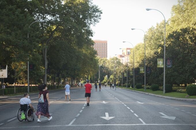 Ambiente por el Paseo del Prado, convertido en peatonal en 2020 con motivo de la pandemia