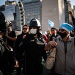 AME4627. BUENOS AIRES (ARGENTINA), 13/09/2020.- Cientos de personas protestan contra el gobierno de Alberto Fernández, este domingo, frente al Obelisco de la Ciudad de Buenos Aires (Argentina). Argentina vivió este domingo una nueva jornada de manifestaciones en varios lugares del país, donde centenares de ciudadanos protestaron contra las recientes decisiones del Gobierno de Alberto Fernández. La quita de fondos a la ciudad de Buenos Aires -de Gobierno opositor- para transferírselos a la provincia de Buenos Aires -cuyo Ejecutivo es oficialista-, así como la reforma judicial que pretende llevar adelante Fernández y la prolongación de las restricciones de movilidad por la pandemia del coronavirus, que están a punto de cumplir seis meses, fueron las consignas principales de los manifestantes. EFE/Juan Ignacio Roncoroni