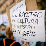 Pancarta donde se puede leer "El Rastro es cultura, el Rastro es Madrid" durante una concentración de protesta