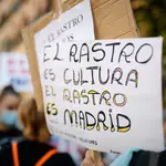 Pancarta donde se puede leer &quot;El Rastro es cultura, el Rastro es Madrid&quot; durante una concentración de protesta