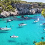 El sur de Menorca se caracteriza por sus acantilados, barrancos cubiertos de pinos y calas de arena dorada