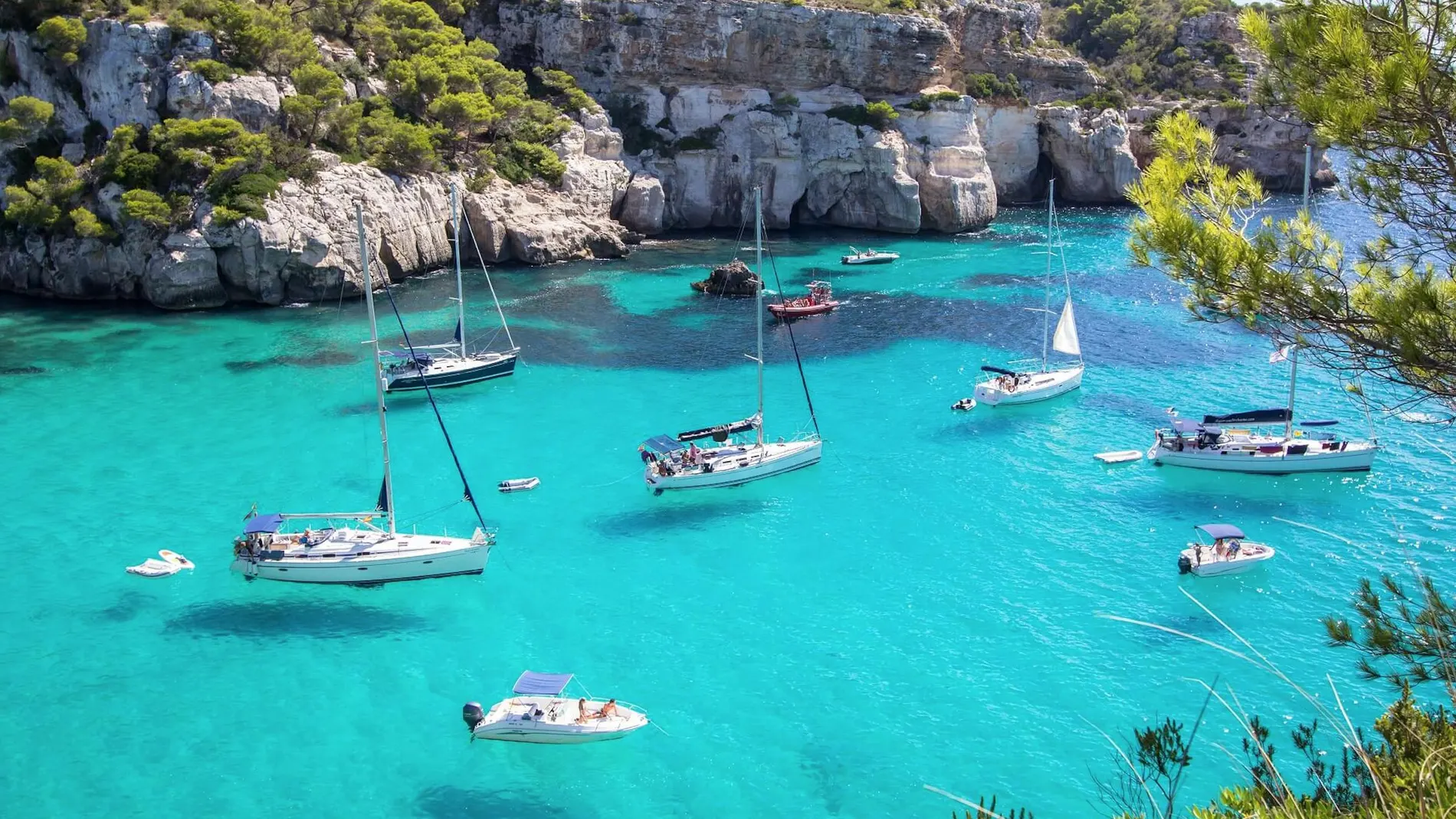 El sur de Menorca se caracteriza por sus acantilados, barrancos cubiertos de pinos y calas de arena dorada