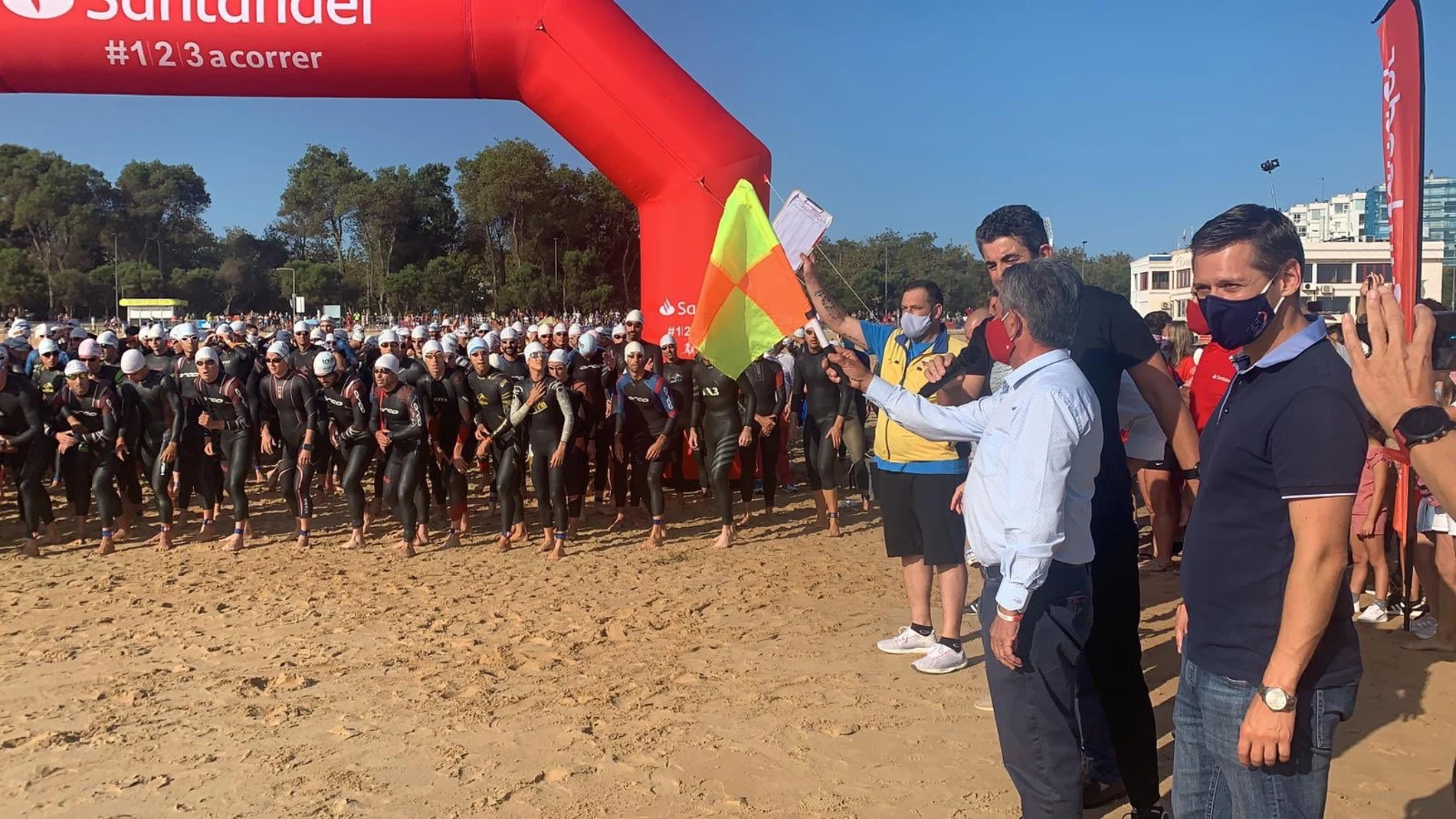 El presidente de Cantabria, Miguel Ángel Revilla, ha dado el pistoletazo de salida a la I prueba de Triatlon en Santander