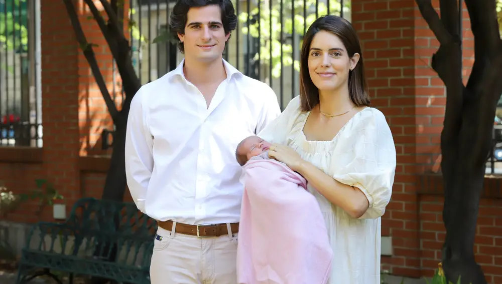 Fernando Fitz-James Stuart y Sofía Palazuelo presentan a su hija Rosario, en el hospital Nuestra Señora del Rosario (Madrid) a 13 de septiembre de 2020.