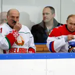 Vladimir Putin y el bielorruso Alexander Lukashenko acuden a un partido de hockey en Sochi en 2020