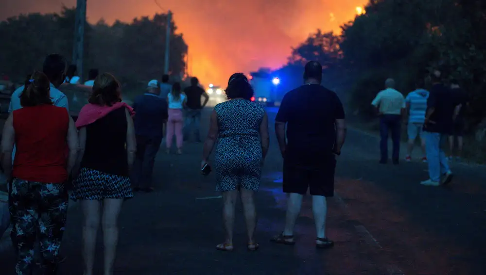 Vecinos de Cualedro observan el avance de el incendio forestal de Cualedro (Ourense)