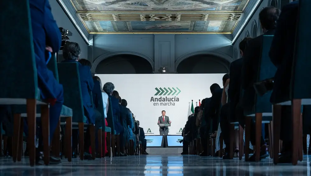 El presidente andaluz, Juanma Moreno, ha anunciado un plan con el que pondrán "en circulación" 3.450 millones hasta el 2023 en obras para "dinamizar" la economía y generar "miles de empleos"