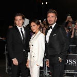 Victoria Beckham, David Beckham y su hijo Brooklyn Beckham en los Premios GQ Men en 2019
