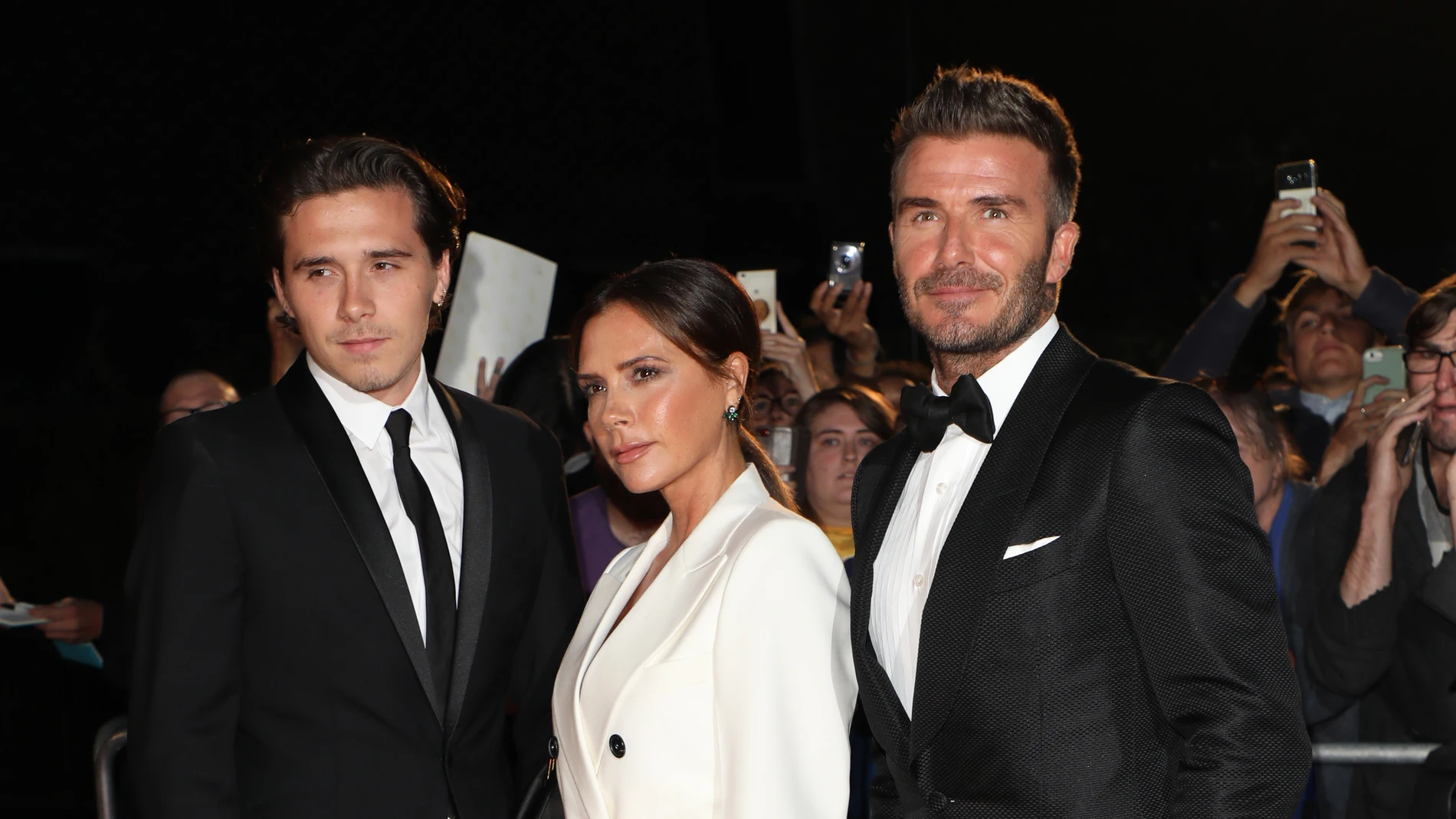 Victoria Beckham, David Beckham y su hijo Brooklyn Beckham en los Premios GQ Men en 2019