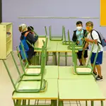 Varios niños llegan a su aula de la Escola Catalonia de Barcelona.