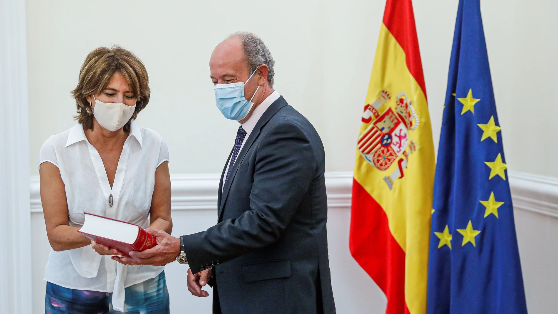El ministro de Justicia, Juan Carlos Campo, recibió a la fiscal general del Estado, Dolores Delgado, quien le hizo entrega de la Memoria de la Fiscalía.