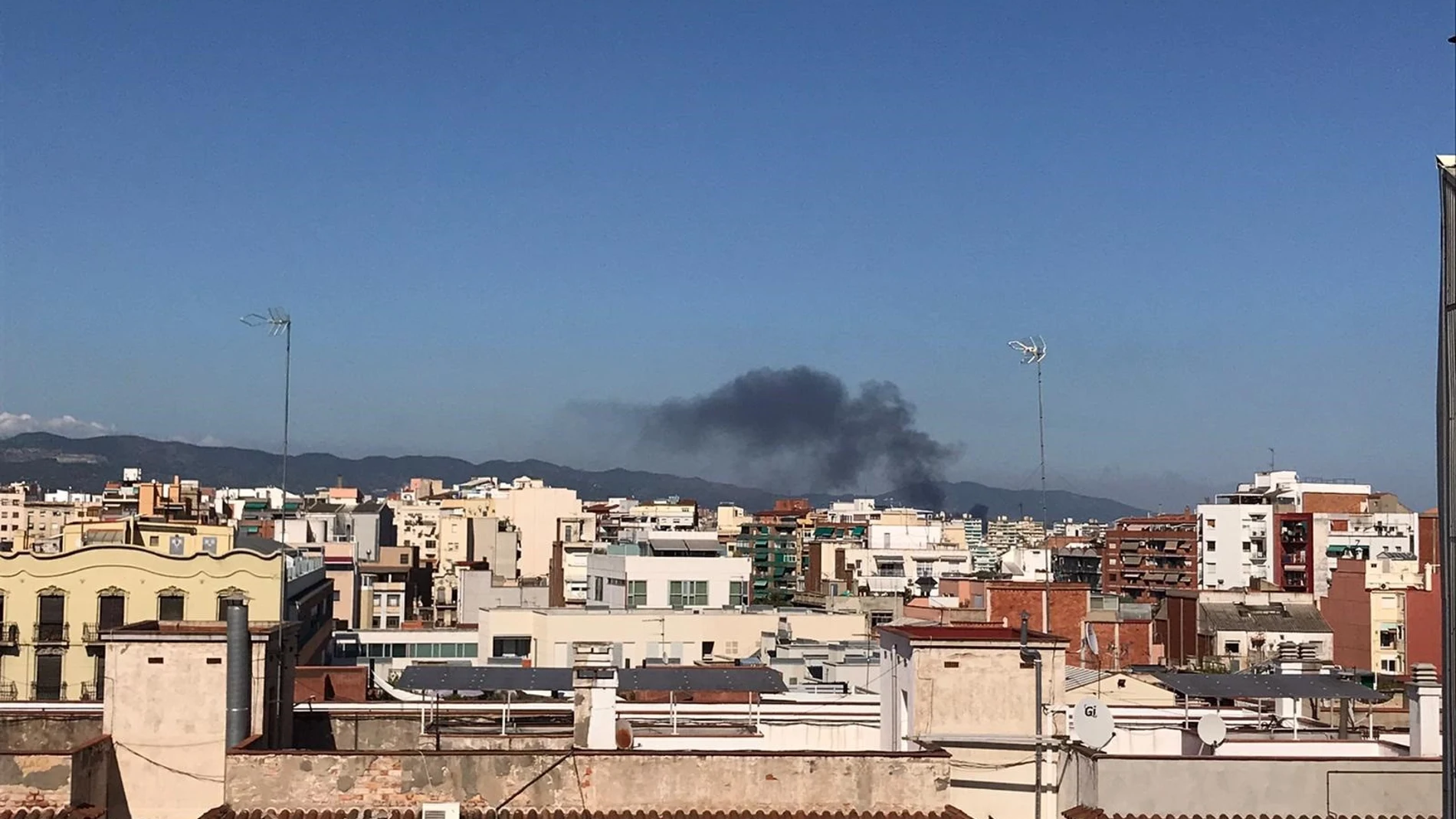 Sucesos.- Arde un autobús que circulaba por la C-31 en Badalona (Barcelona)