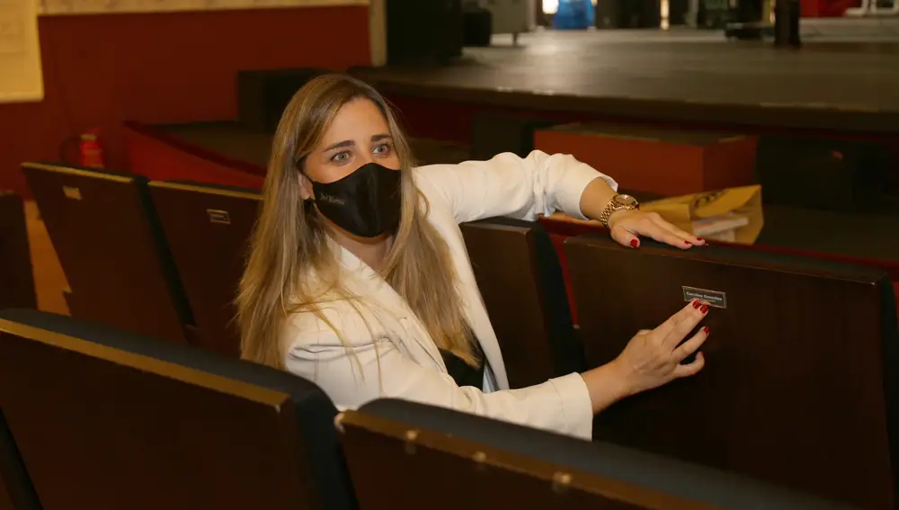 Acto de colocación de los nombres de los artistas reconocidos con los Premios del XL Festival de Teatro 'Ciudad de Palencia' La concejal de Cultura, Turismo y Fiestas, Laura Lombraña, coloca en el respaldo de las butacas los nombres de los artistas reconocidos con los Premios del XL Festival de Teatro 'Ciudad de Palencia'