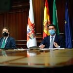 El presidente de la Diputación de Almería, Javier Aureliano García, y el diputado de Presidencia y Turismo, Fernando Giménez, en la reunión telemática con el embajador del Reino Unido en España, Hugh Elliott
