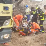  Los bomberos rescatan a un obrero atrapado en una excavadora que removía terreno en San Roque