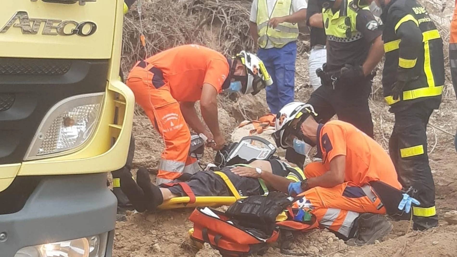 Cádiz.- Sucesos.- Los bomberos rescatan a un obrero atrapado en una máquina excavadora que removía terreno en San Roque