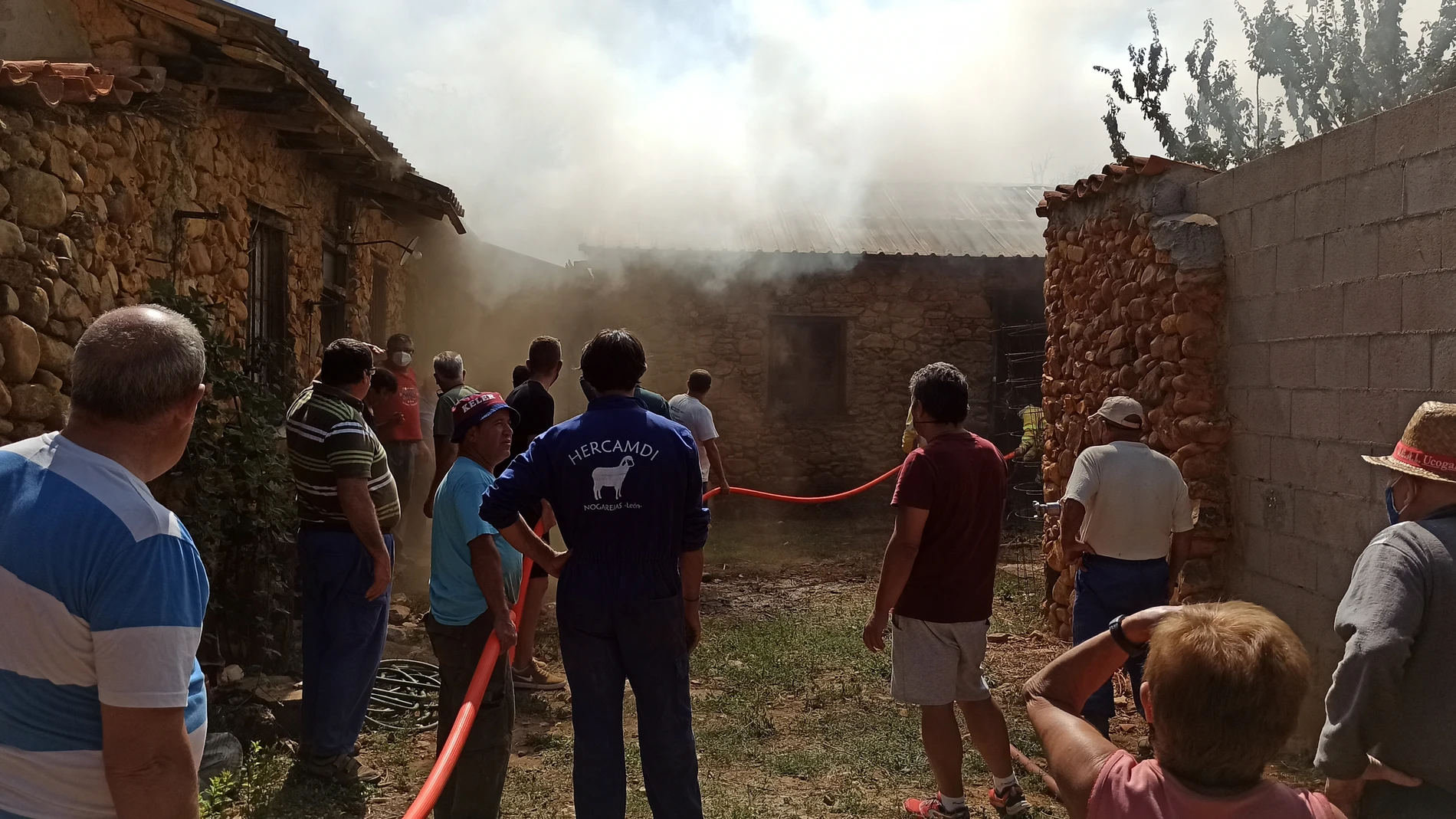 ICAL. Vecinos de la localidad leonesa de Nogarejas trabajan para extinguir un incendio originado en una cocina de leña