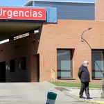 Entrada a la zona de urgencias del Hospital Comarcal de Medina del Campo donde trabajaba el médico fallecido ayer en accidente de coche