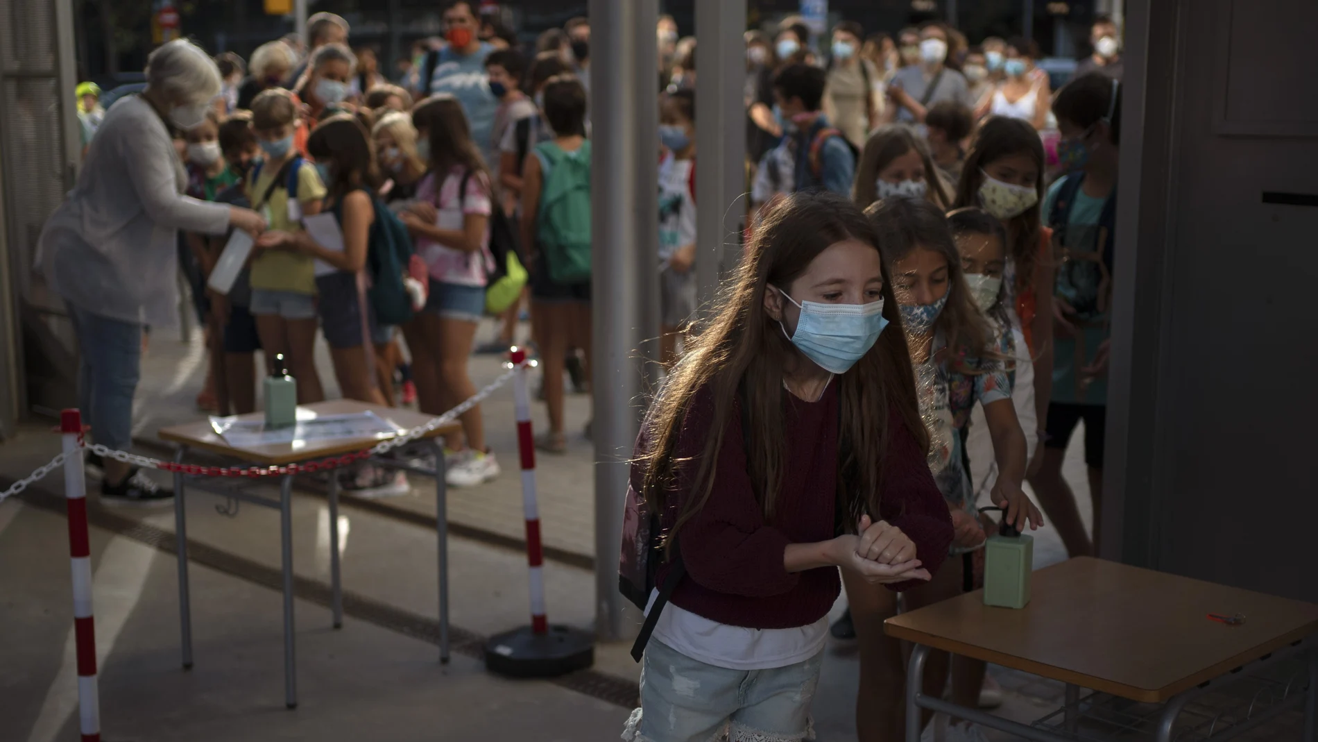 Los últimos alumnos del país vuelven al colegio después de seis meses con nuevas medidas para minimizar los contagios. (AP Photo/Emilio Morenatti)