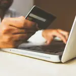 Imagen de una persona haciendo una compra online