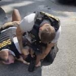 Capturas del vídeo en el que se ve a dos agentes reduciendo a Roderick Walker y dándole una paliza