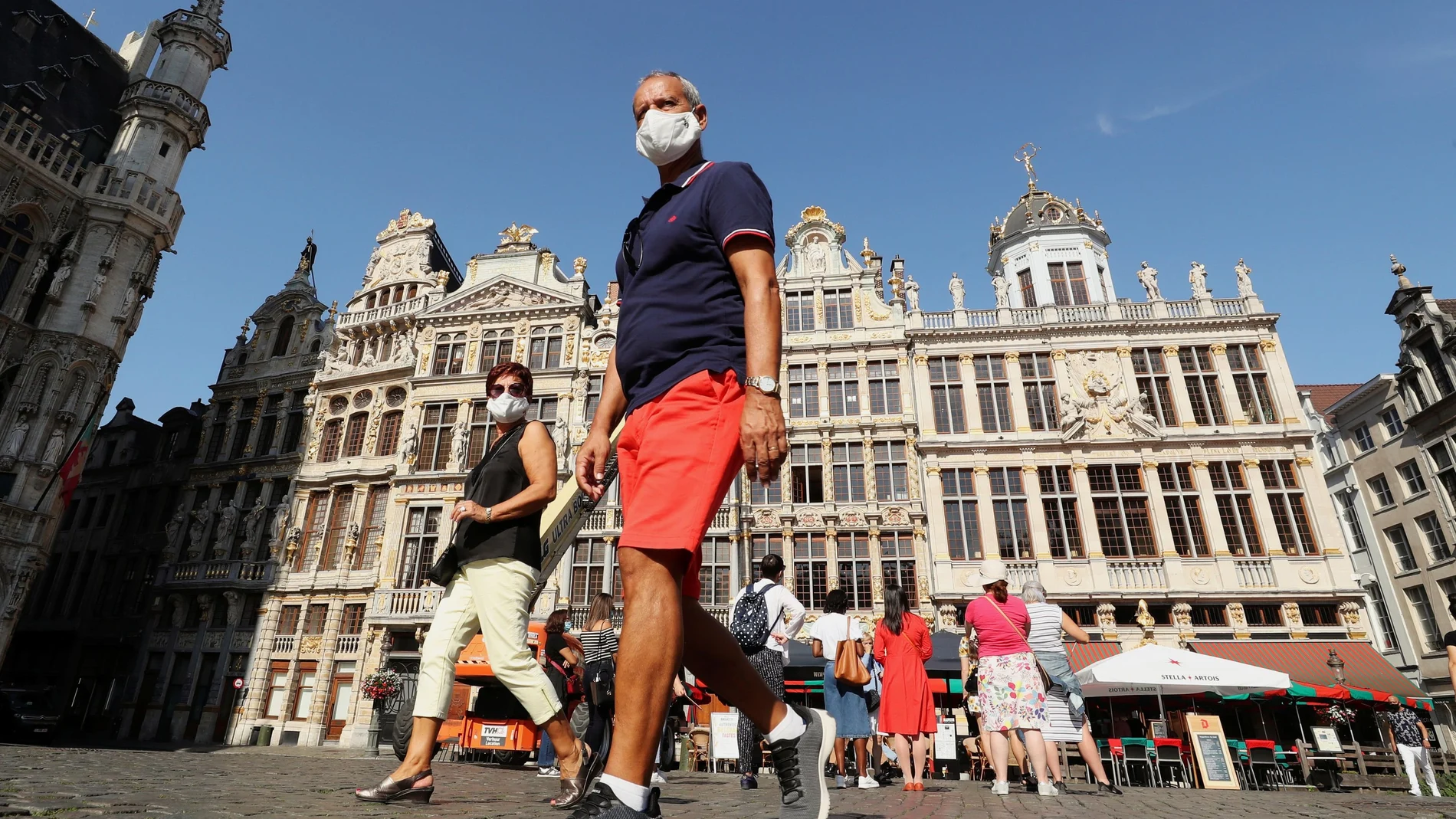 Varias personas pasean con mascarilla por la histórica Grand Place de Bruselas