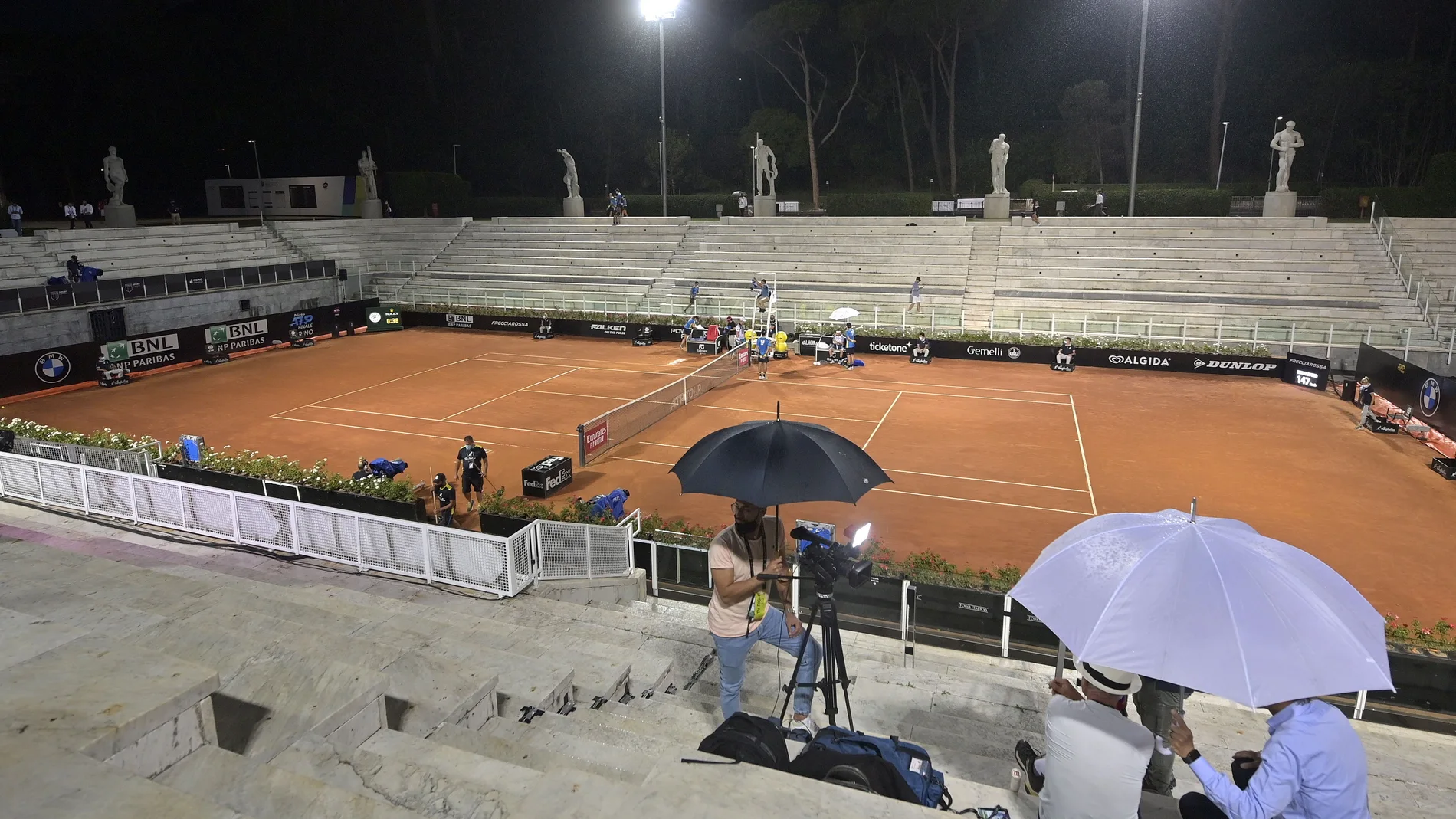 La lluvia en el Foro Itálico obligó a detener el partido de Garbiñe tras el primer set