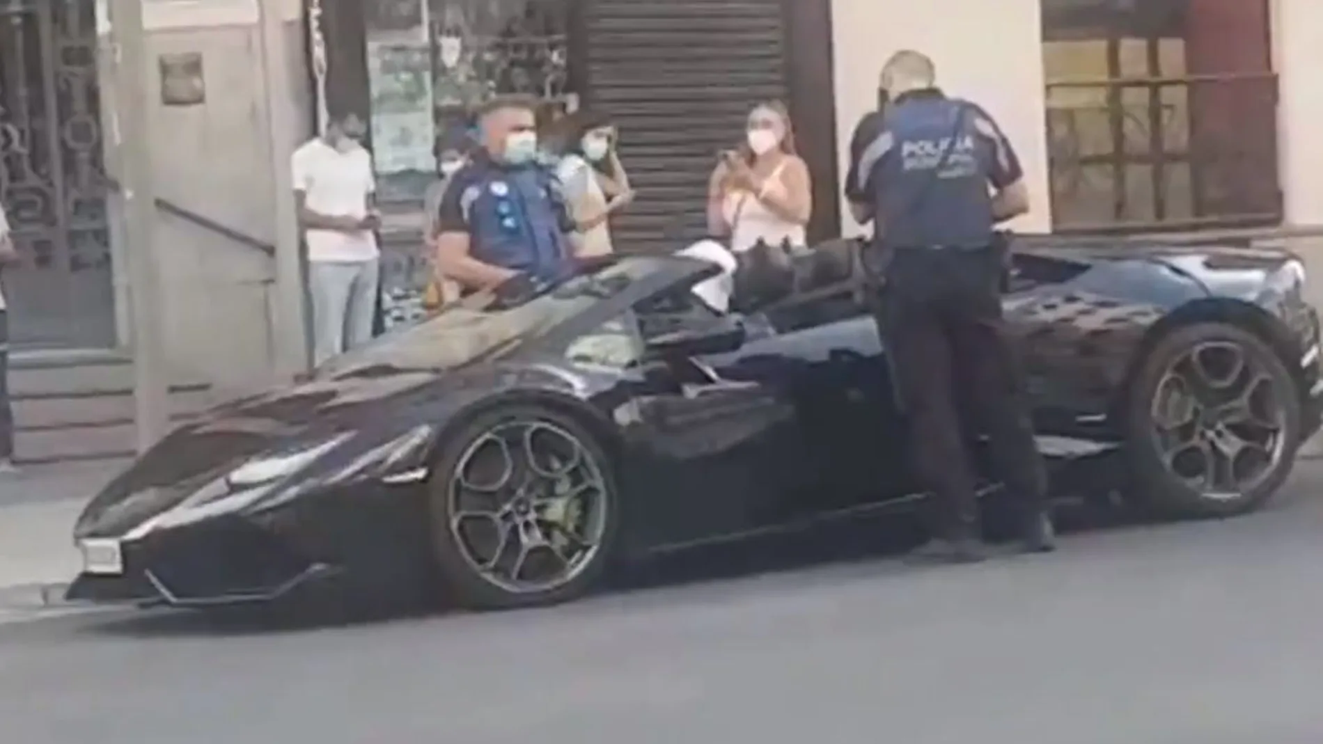 La Policía Municipal detiene a un youtuber disfrazado de Batman en la Gran Vía