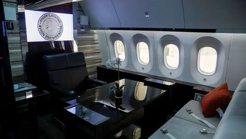 El avión cuenta con oficina, sala de reuniones y asientos para 80 pasajeros