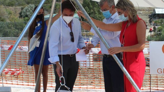 García Urbano y Carrión Moreno durante el acto de colocación de la primera piedra del puente y pasarela peatonal que conecta Cancelada con Bel-Air
