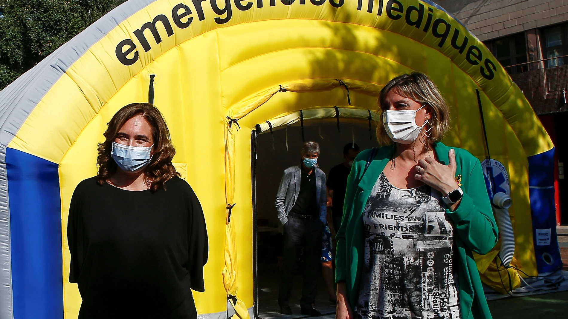 La alcaldesa de Barcelona, Ada Colau, y la consellera de Salud, Alba Vergés, esta semana en la zona de pruebas PCR en el Raval. EFE/Quique Garcia