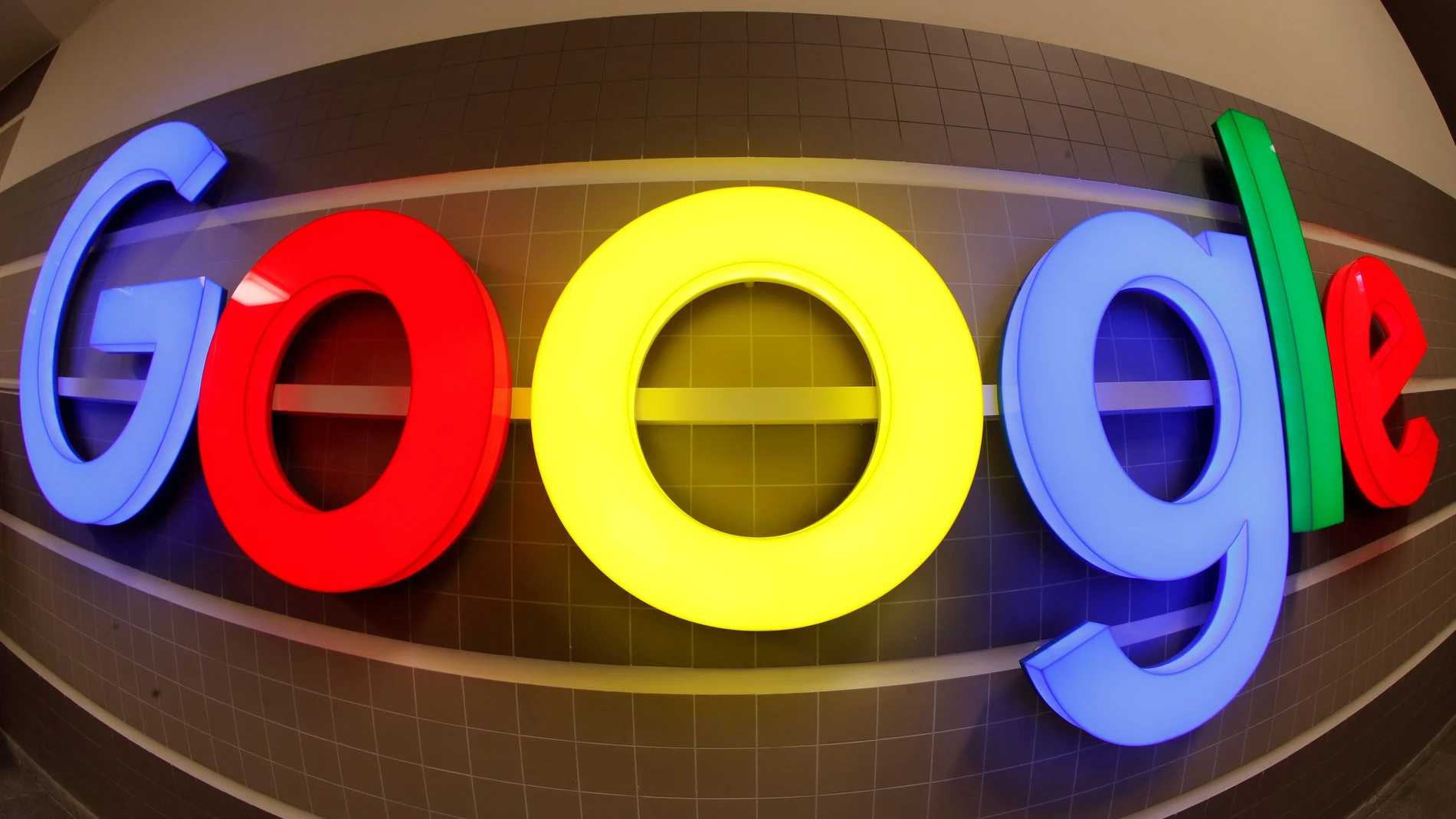 Logotipo de Google iluminado en una oficina de Zurich