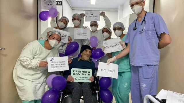 Raimundo Leonardo de Oliveira, un paciente de 102 años, recibe al alta en el Hospital César Leite, tras permanecer en la Unidad Covid-19 durante 14 días.