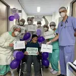 Raimundo Leonardo de Oliveira, un paciente de 102 años, recibe al alta en el Hospital César Leite, tras permanecer en la Unidad Covid-19 durante 14 días.