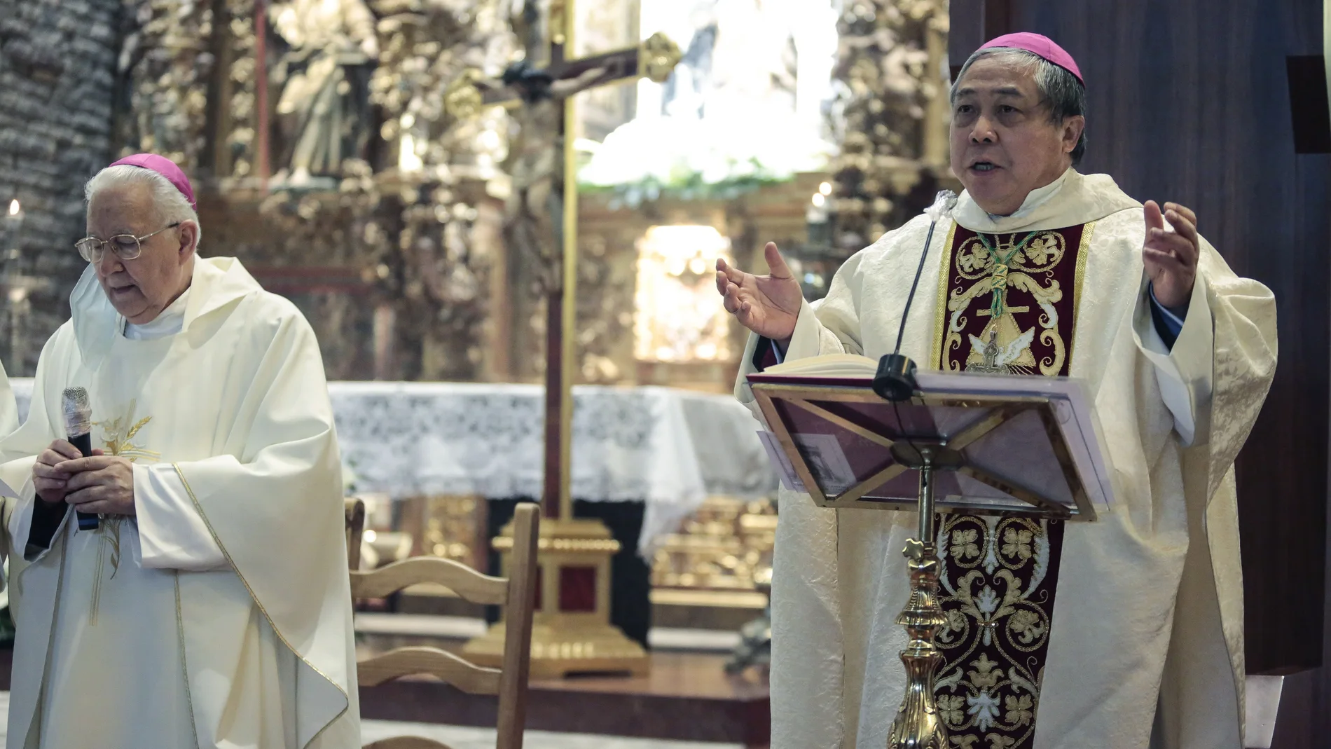 El nuncio del papa, monseñor Bernardino Auza preside la solemnidad de la Virgen del Camino, patrona de la Región Leonesa. Junto a él, el obispo de León, Julián López