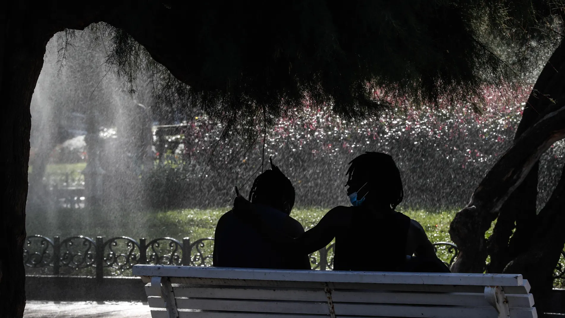 Unos jóvenes en el paseo de la Concha de San Sebastián