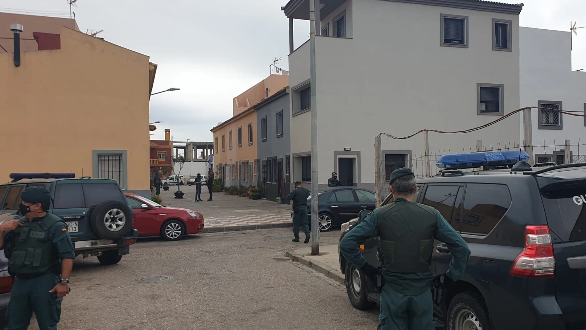 Agentes de la Guardia Civil en la Línea de la Concepción( Cádiz), en el marco de la operación denominada "Dismantle"