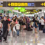 Viajeros en la terminal de llegadas del aeropuerto de Palma de Mallorca