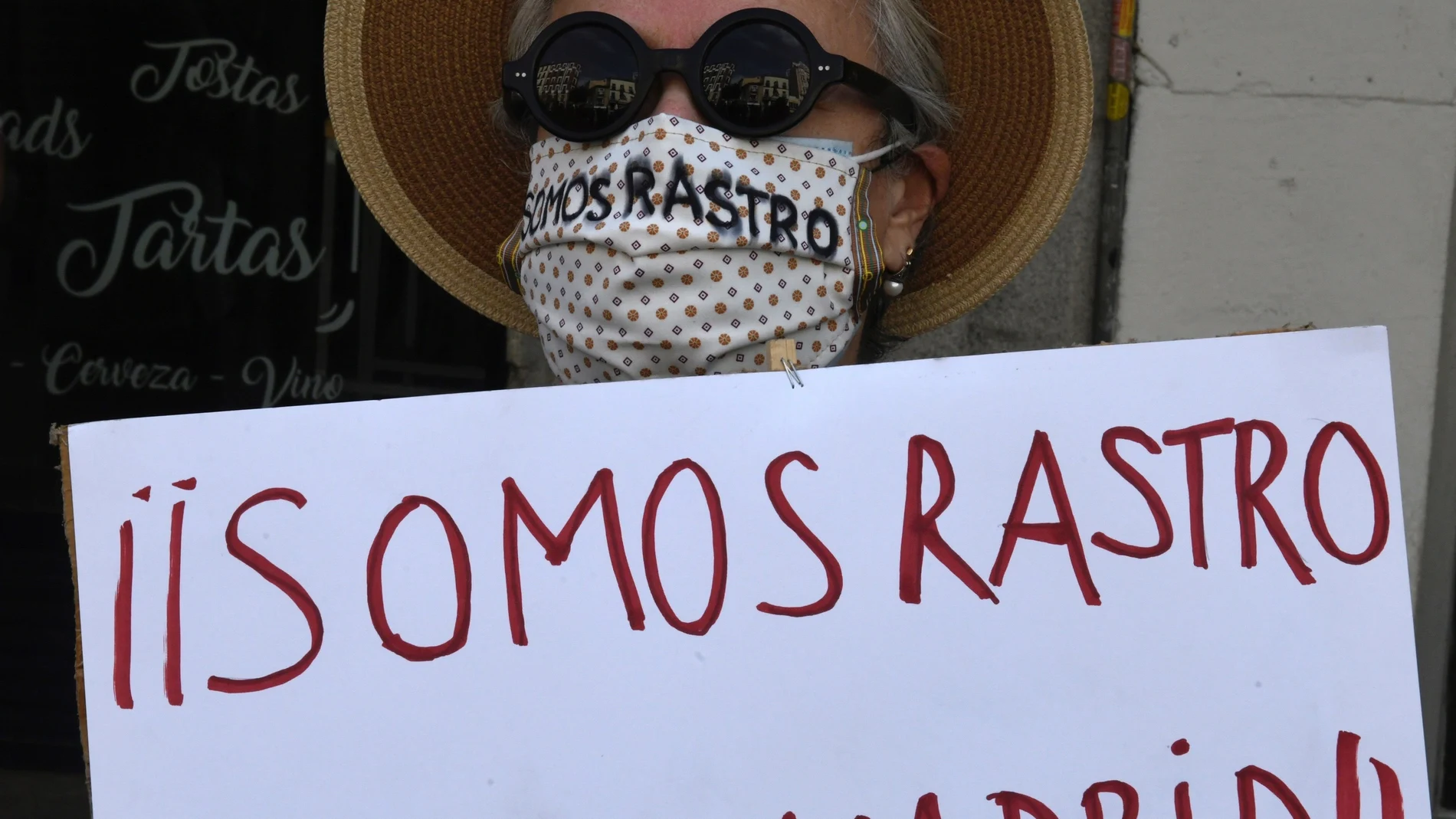 Una manifestante, durante una concentración para pedir la reapertura de El Rastro.