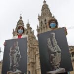 La portavoz del BNG, Ana Pontón (i) y la portavoz municipal en Santiago, Goretti Sanmartín (d) muestras fotografías de las esculturas del Pórtico de la Gloria que posee la familia Franco