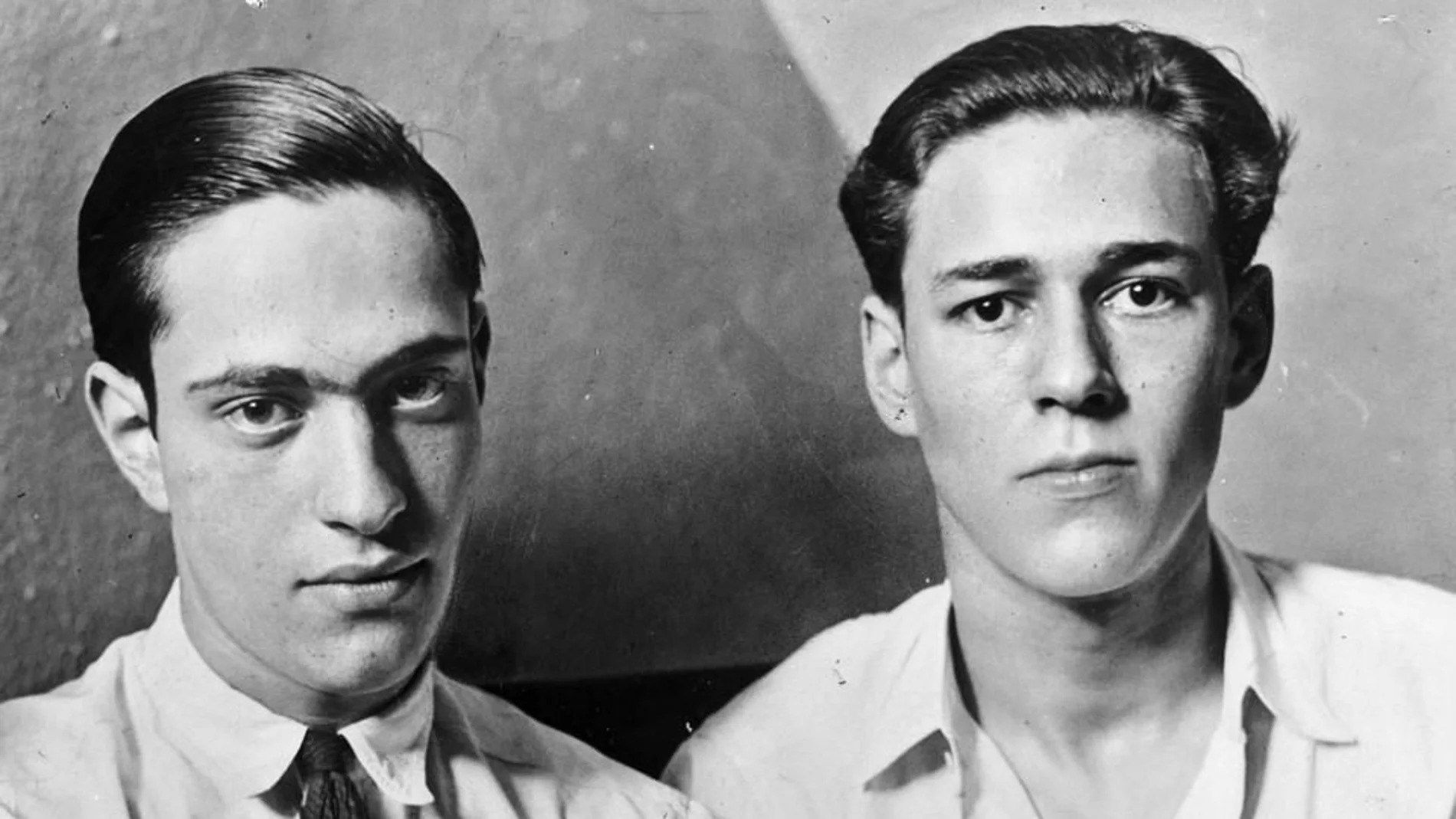 Leopold y Loeb durante un descanso del juicio que los condenó a cadena perpetua